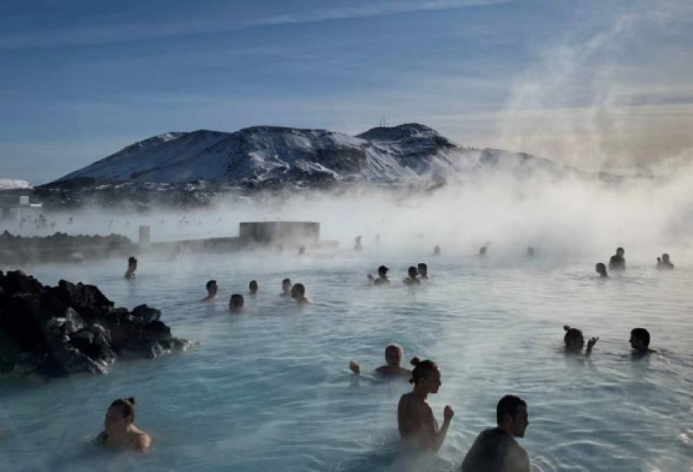 Islandia - El primer ministro de este país insular nórdico dijo que la nación isleña pretende estar abierta a los turistas antes del 15 de junio. El país planea evaluar todas las llegadas para COVID-19, permitiendo así que los viajeros que resulten negativos eviten la cuarentena. Sin embargo, cualquier persona que tenga un resultado positivo tendrá que aislarse durante 14 días.<br/><br/>La población de Islandia de aproximadamente 364,000 ha visto 1,803 casos confirmados de COVID-19 y 10 muertes relacionadas, según el centro de recursos de coronavirus de Johns Hopkins.