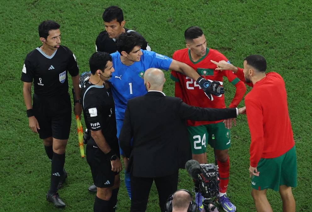 Los jugadores también se sumaron a los reclamos al final del encuentro sobre unas polémicas jugadas en el duelo.<br />