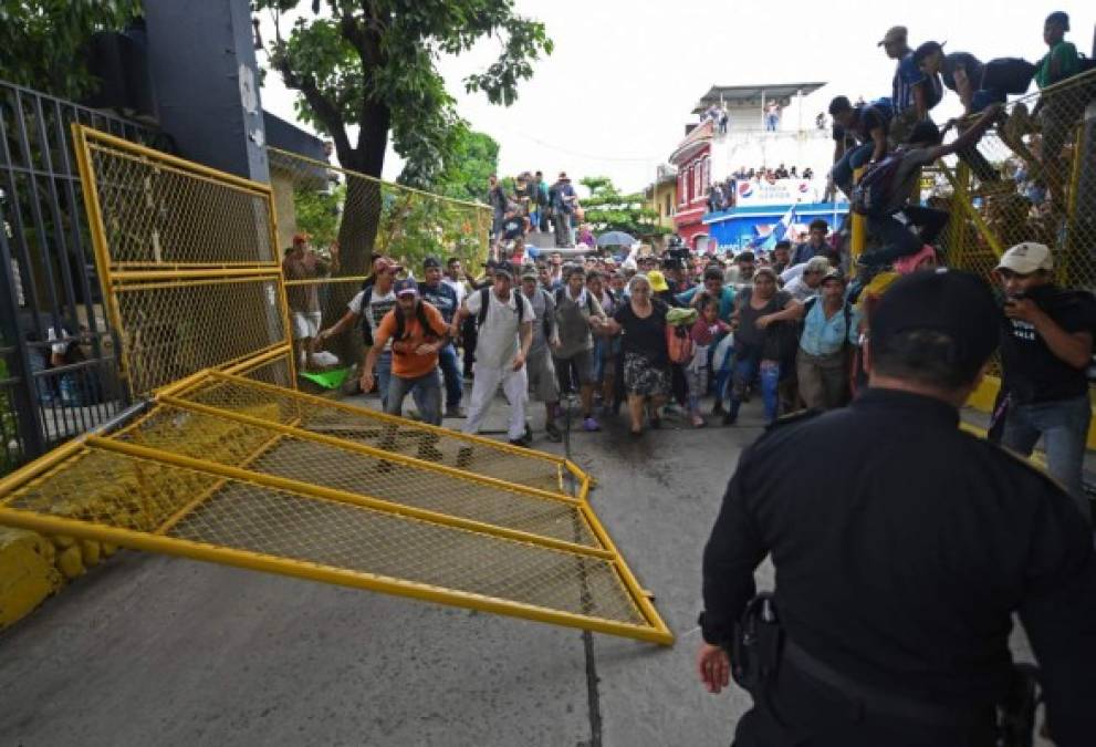 Los migrantes hondureños rompieron el cerco de la frontera para ingresar a México. Foto AFP