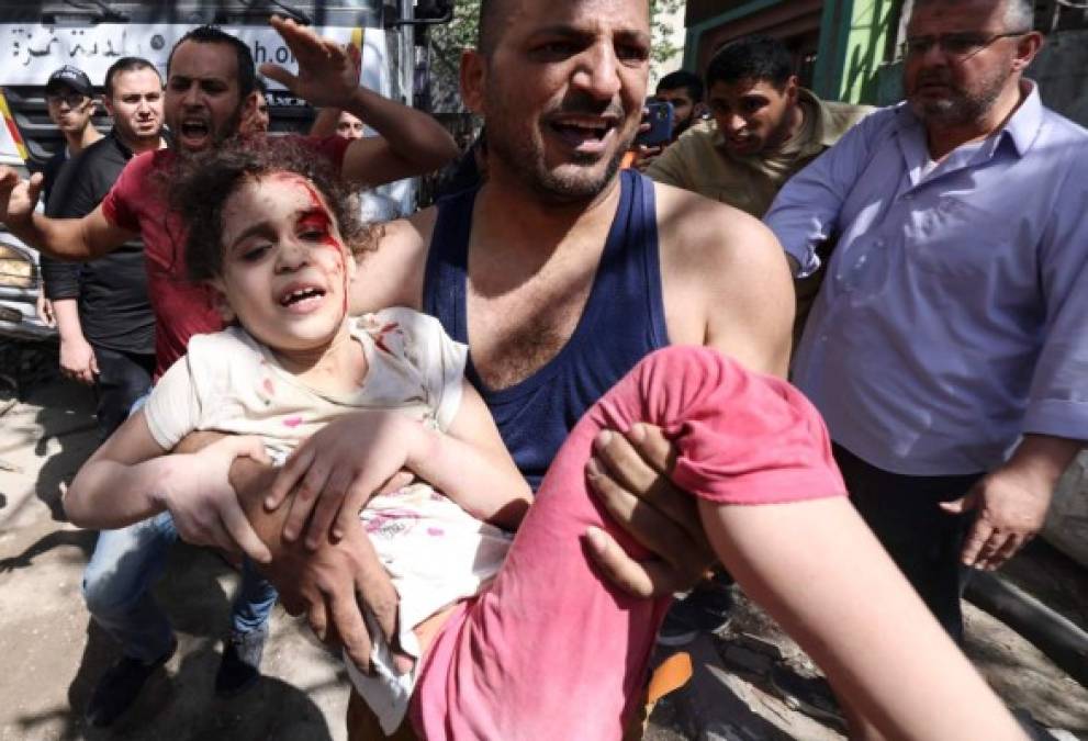 Desde las primeras horas del domingo, 42 palestinos, entre ellos al menos ocho niños, murieron en bombardeos israelíes en el enclave, donde viven dos millones de personas bajo bloqueo israelí.