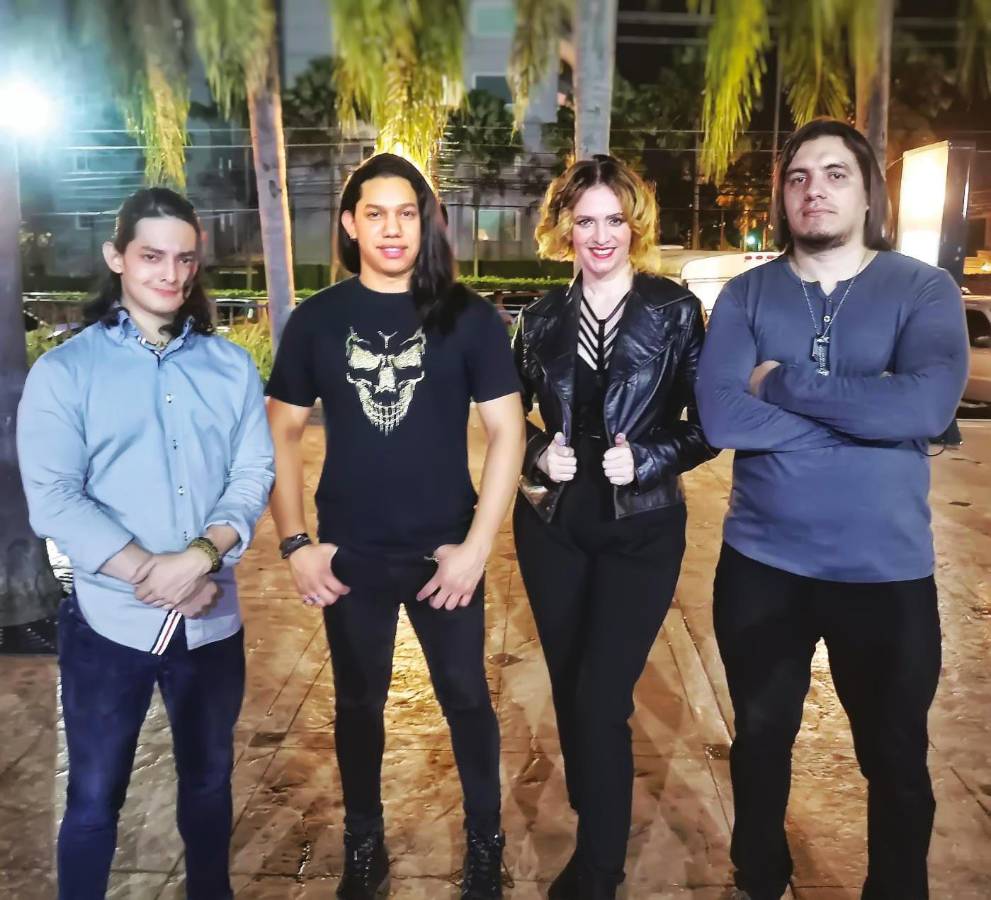 Este domingo festeje a mamá con la mejor música