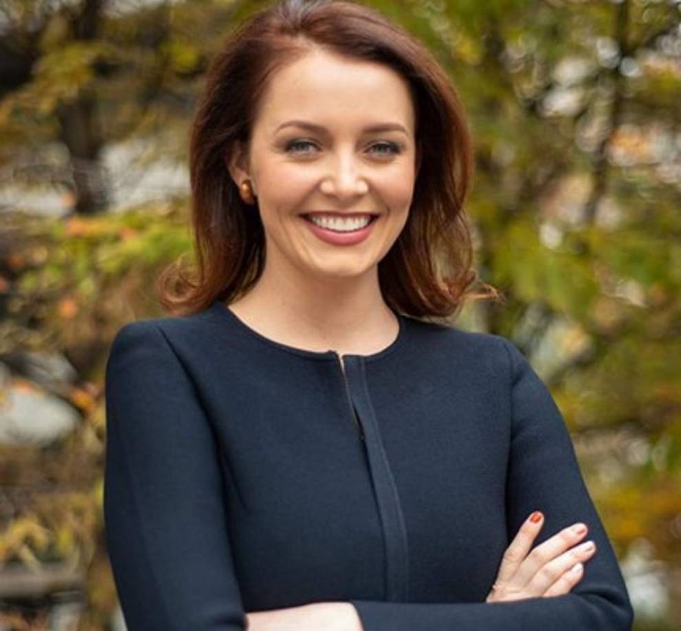 Boylan sostiene que en una ocasión en octubre de 2017 el gobernador le propuso jugar al 'strip poker', una variante del juego de cartas en la que el que pierde se debe quitar prendas de ropa y que en otra la besó en los labios.