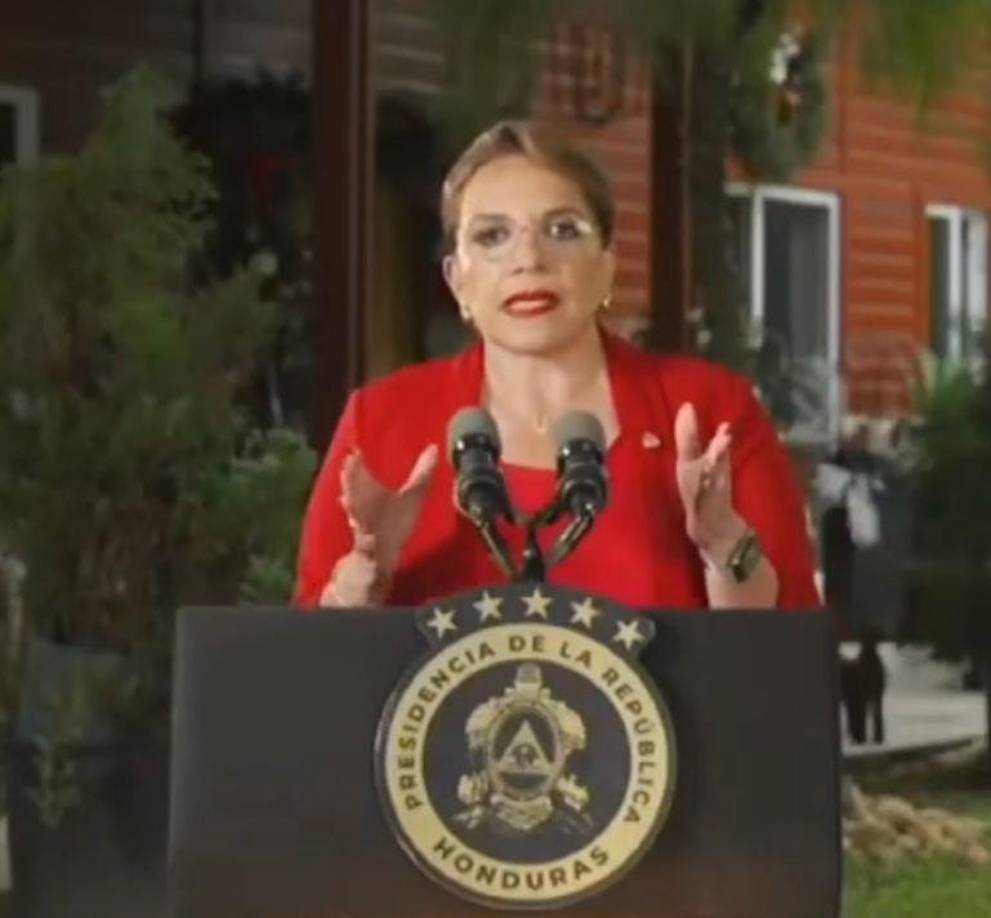 Recientemente, Xiomara Castro en cadena nacional dijo que: “esperamos que la nueva administración norteamericana del presidente electo Donald Trump sea abierta al diálogo constructivo y amistoso y que no tome represalias innecesarias contra nustros migrantes que por norma hacen un enorme aporte a la economía estadounidense, frente a una actitud hostil de expulsión masiva de nuestros migrantes tendríamos que considerar un cambio en nuestras políticas de cooperación con Estados Unidos, especialmente en al ámbito militar”. 