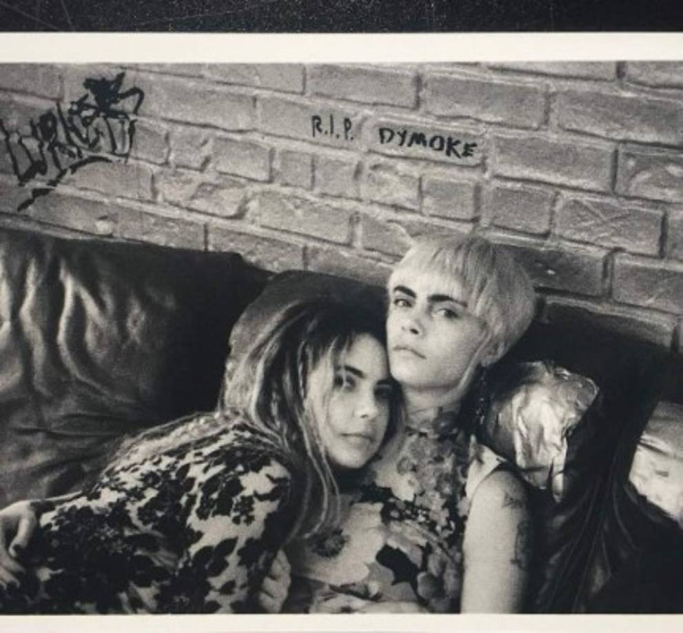 Anteriormente Delevingne salió con la actriz Michelle Rodriguez y la cantante Annie Clark (también conocida como St. Vincent), mientras que Benson estaba vinculada al actor Nat Wolff y al colaborador de la moda de Justin Bieber, Ryan Good.<br/><br/>