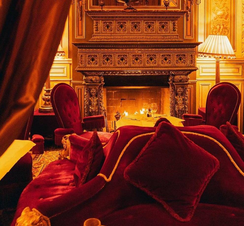 <b>Dispone de varios salones y una terraza central en la que se disponen todas las mesas, dejando muy poco espacio entre ellas. Las mesas son bastante pequeñas, algo habitual en los restaurantes en París.</b>