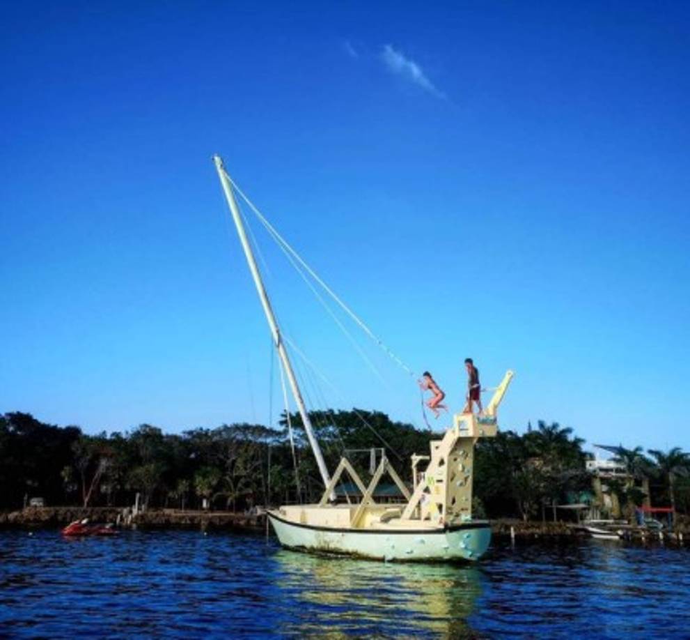 La pareja visitó Roatán donde disfrutaron del cristalino mar.