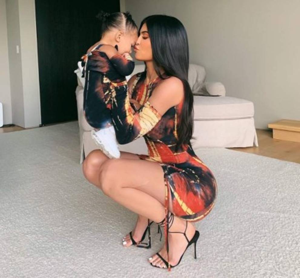 Aunque a diferencia de su archiconocida prima North West, que fue presentada oficialmente al mundo en la páginas de la biblia de la moda, Vogue, ella ha tenido que 'conformarse' con la edición de Arabia de Harper's Bazaar.<br/>