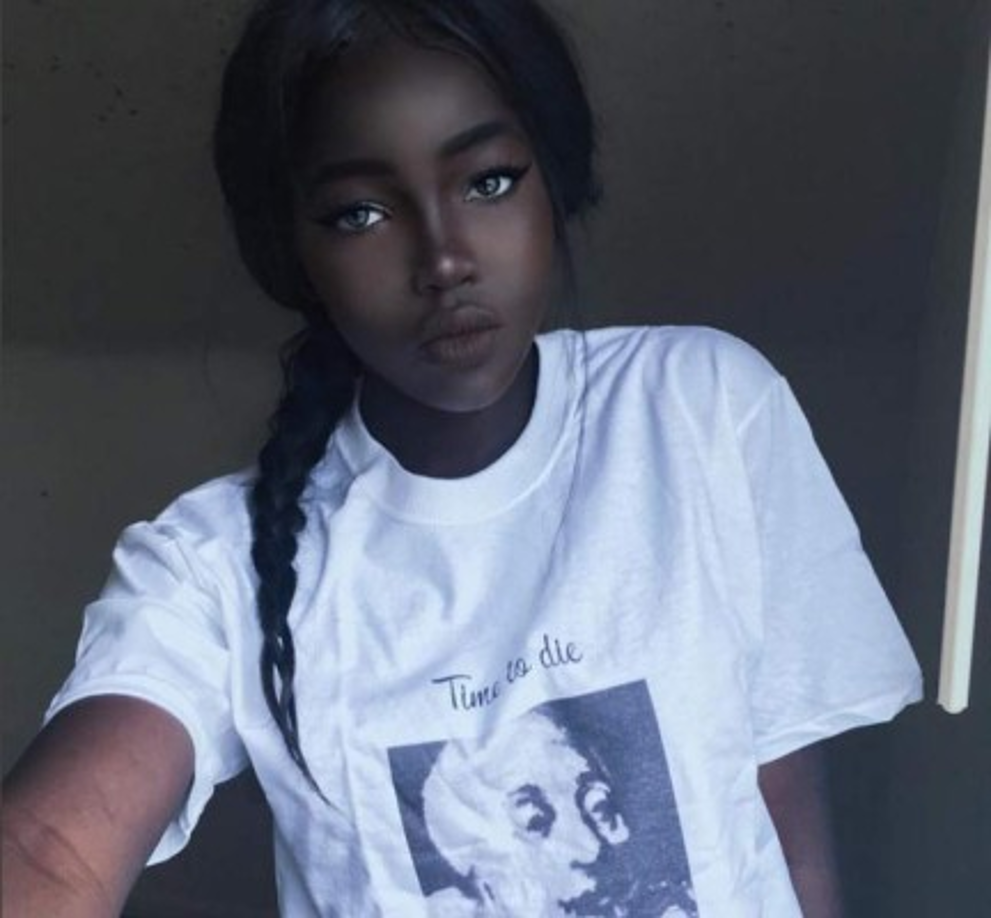 Lola Chuil es una adolescente que vive en New York, Estados Unidos.