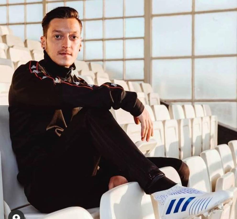 No se olvida de ayudar a los demás. Desde 2010, colabora con la organización benéfica alemana Big Shoe para ayudar a financiar operaciones quirúrgicas vitales para niños enfermos en todo el mundo