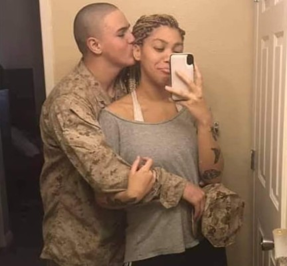 McCollum acaba de casarse con una joven identificada como Jiennah Gigi Crayton, quien espera al primer bebé de la pareja. Las muertes de los militares han causado conmoción en Estados Unidos.