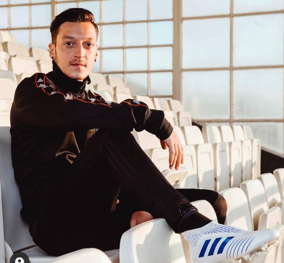 El millonario futbolista no se olvida de ayudar a los demás. Desde 2010, colabora con la organización benéfica alemana Big Shoe para ayudar a financiar operaciones quirúrgicas vitales para niños enfermos en todo el mundo