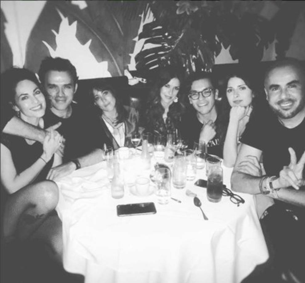 Esta imagen fue colgada en las redes por el diseñador Ricardo Seco, en la foto aparece Fernando abrazando a Bárbara.