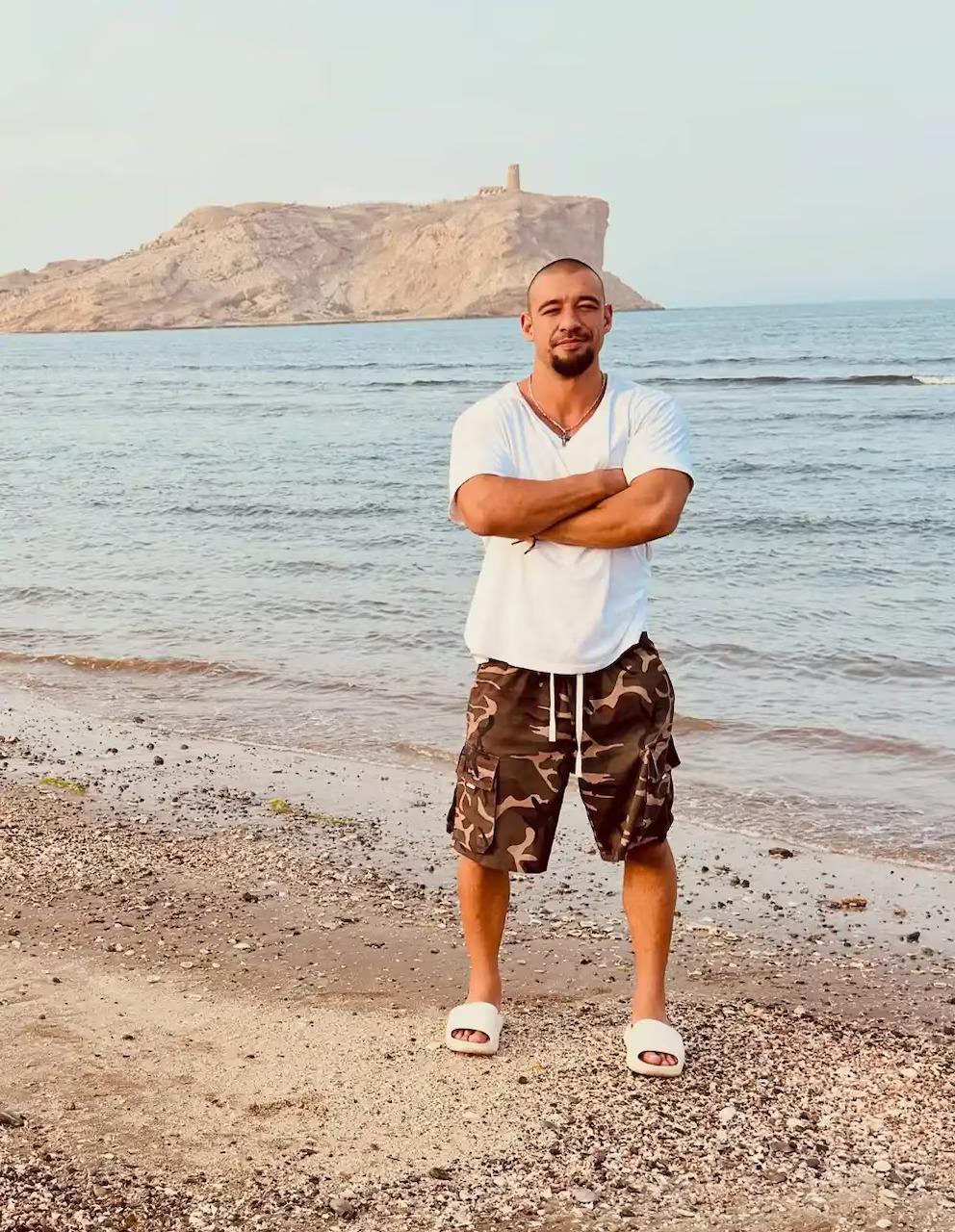 Influencer causa indignación al montar una tortuga marina que ponía huevos