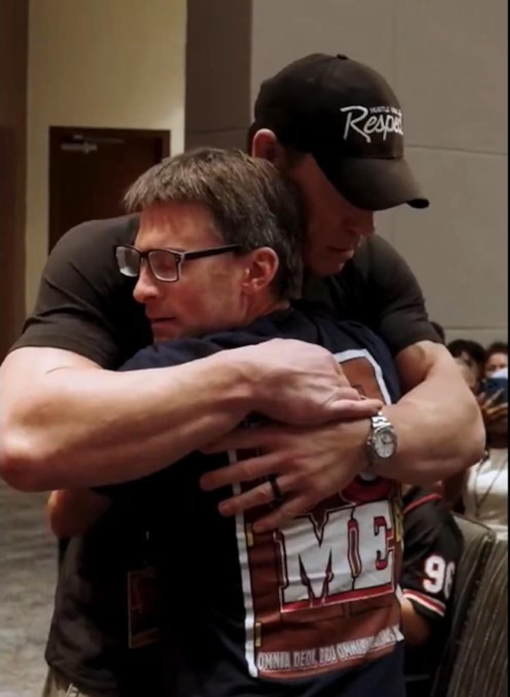 Fan con cáncer conmueve a John Cena en emotivo encuentro