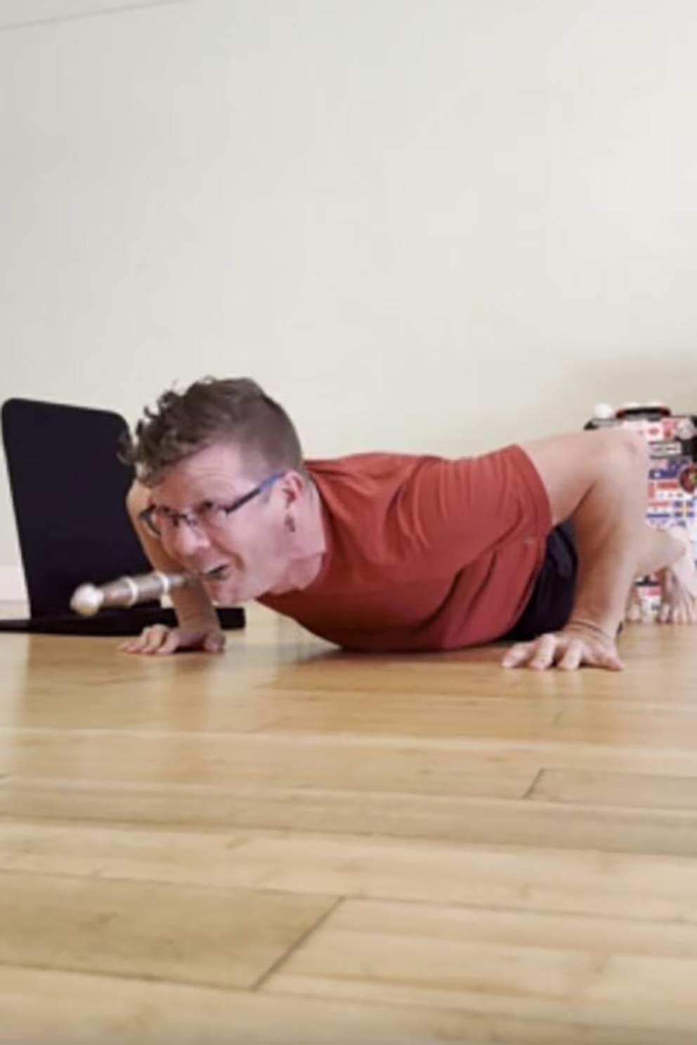 Con una sola respiración: yogui rompe Récord Guinness con 86 flexiones bajo el agua
