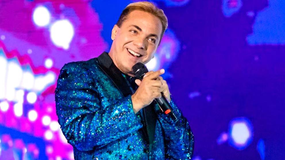 Cristian Castro termina el bachillerato y va por la universidad