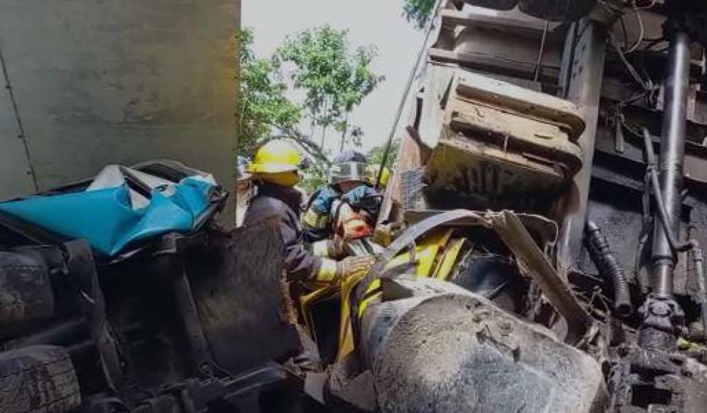 El conductor y ayudante de la volqueta quedaron atrapados en el amasijo de hierro, sin embargo, horas después fueron rescatados. 