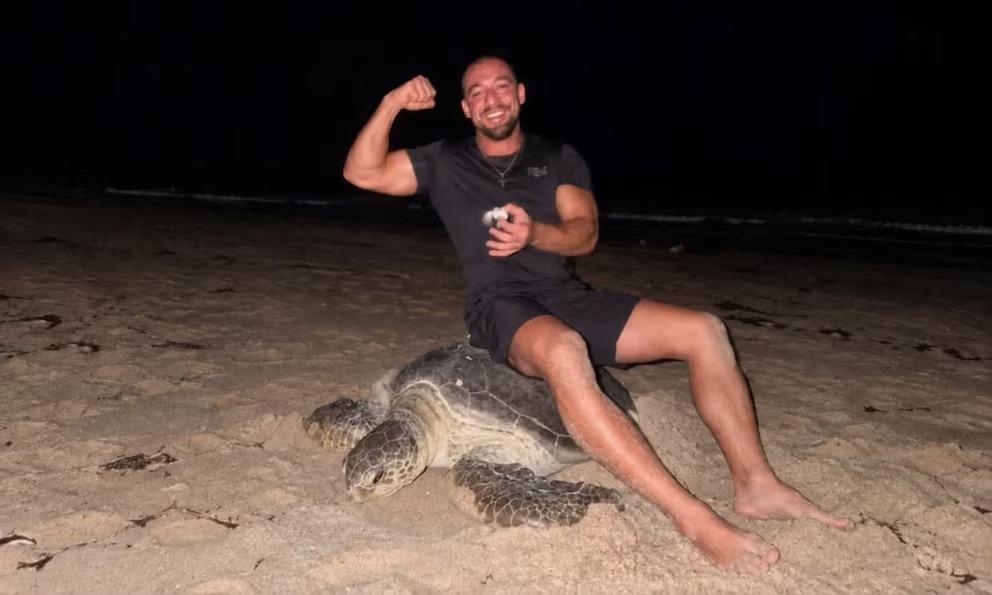 Influencer causa indignación al montar una tortuga marina que ponía huevos