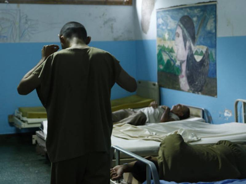 Las personas que llegan con los problemas psiquiátricos más graves se quedan internos en el hospital Mario Mendoza, pero las condiciones del centro no son las mejores.