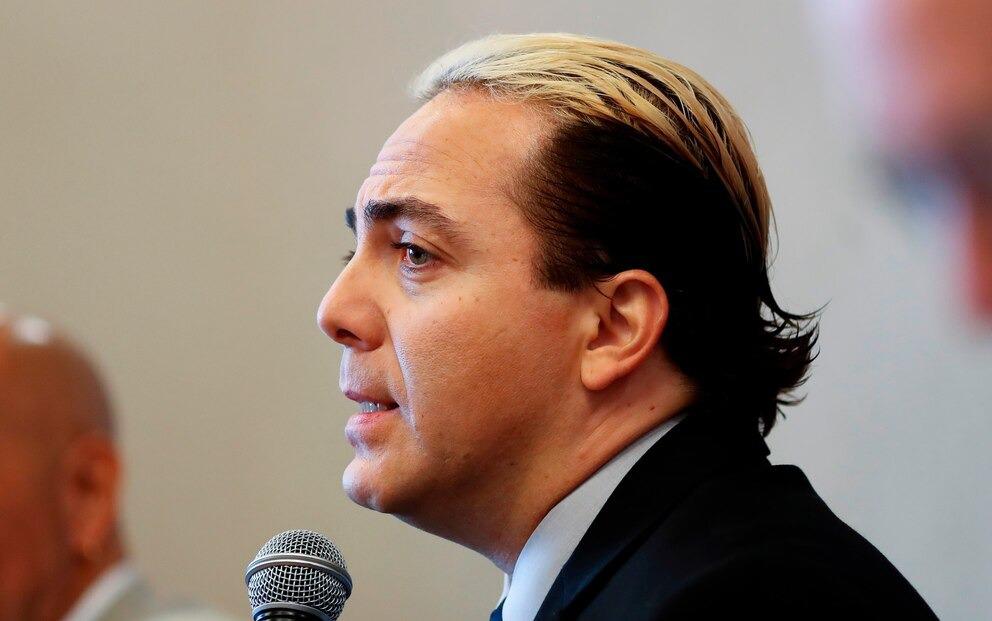 Cristian Castro termina el bachillerato y va por la universidad