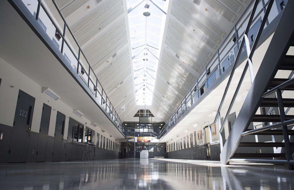 $!Cientos de penitenciarios turnan en Victorville para despejar amenazas de amotinamientos y otros incidentes violentos.