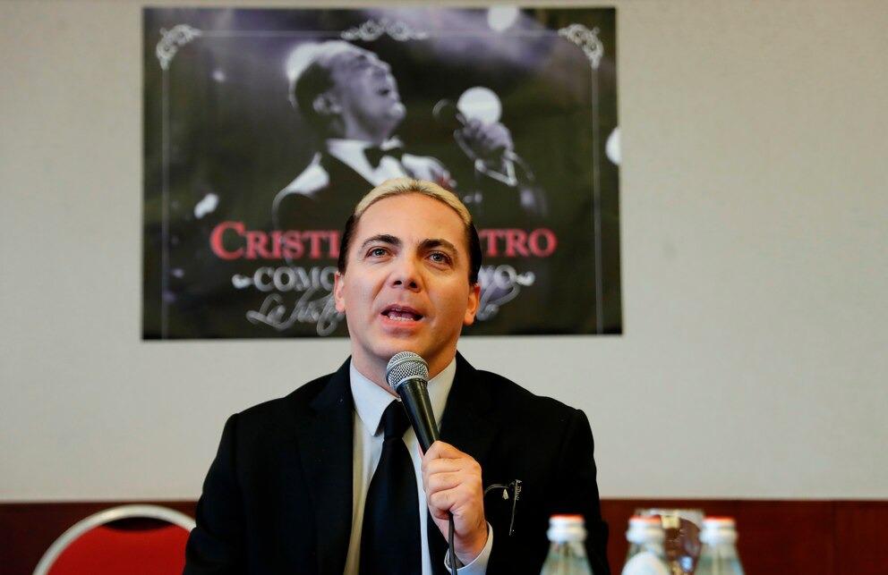 Cristian Castro termina el bachillerato y va por la universidad