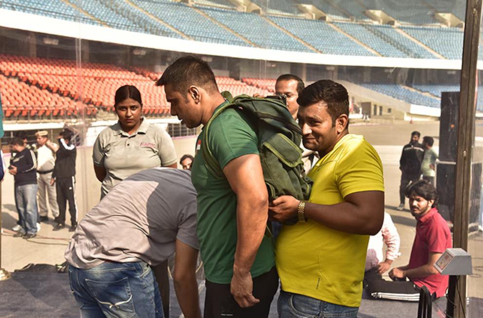 La hazaña del hombre que hizo 847 flexiones con peso y logró un Guinness