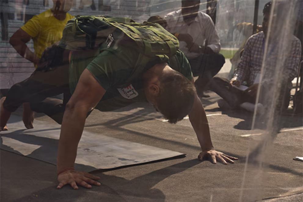 Con una sola respiración: yogui rompe Récord Guinness con 86 flexiones bajo el agua