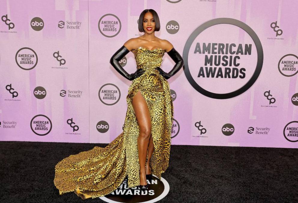 La cantante Kelly Rowland muy sensual con este vestido de estampado animal print y guantes de cuero. 