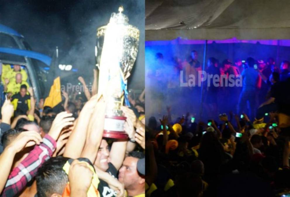 El campeón Real España festejó en un inmenso mar aurinegro en San Pedro Sula luego de la conquista de la Copa 12.