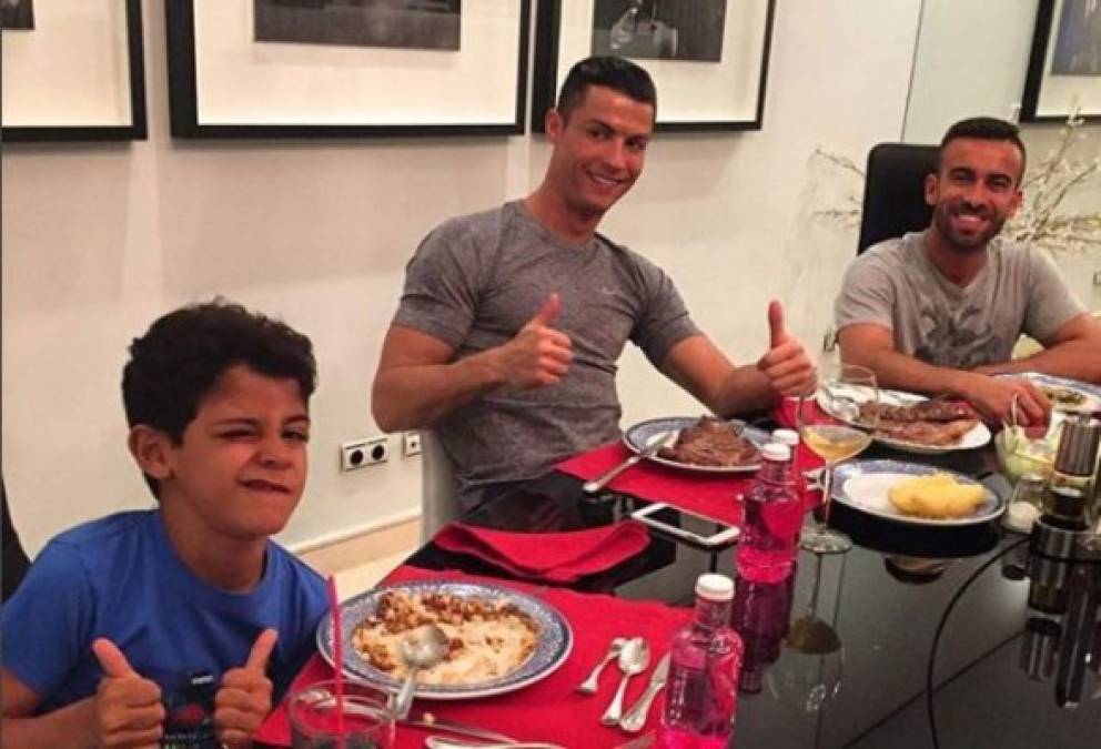 En la dieta de Cristiano Ronaldo el gran protagonista son el pescado y el pollo, que considera 'mágico' debido a su alto contenido en proteínas y el bajo contenido en grasa.