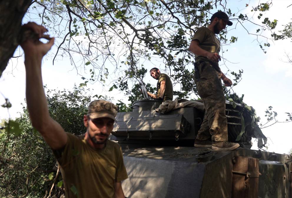 El ejército ruso dijo haber destruido 26 tanques, 32 vehículos blindados y dos aviones de asalto Su-25 del ejército ucraniano. “El enemigo perdió más de 560 militares”, aseguró el Ministerio de Defensa ruso.