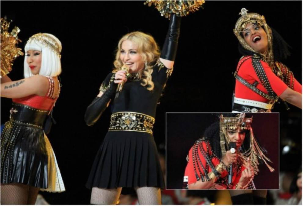 Otra polémica presentación fue la de Madonna en 2012. A la estrella la acompañaron en el escenario las raperas Nicki Minaj y M.I.A, sin embargo a esta última se le ocurrió hacer una señal con su dedo de enmedio mientras interpretaba ‘Give Me All Your luvin’. El hecho provocó gran tensión entre los usuarios de las redes sociales y el mal gesto de M.I.A eclipsó la actuación de Madonna, que no se lo tomó con agrado. Esa acción tampoco le hizo gracia a la organización de la Super Super Bowl, la NFL, que salió a pedir disculpas y demandó por 16 millones de dólares a la cantante. Sin embargo ésta le pidió prestada dicha cantidad a la propia Madonna.