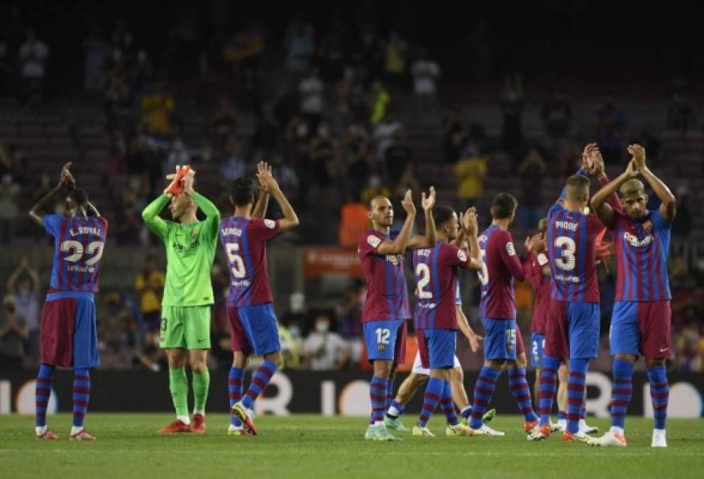 Enfado contra Laporta, homenaje a Messi y besos: Así comenzó la nueva era del Barcelona
