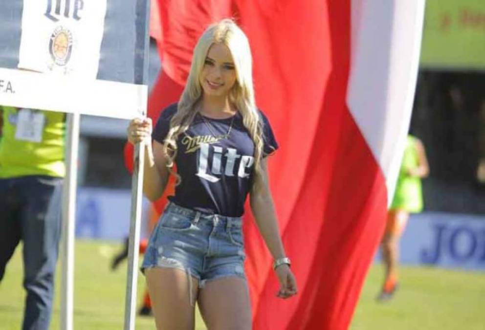 Esta hermosa rubia robó miradas en el estadio del Marathón.