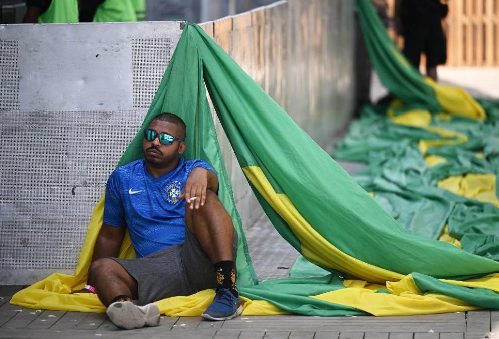 El carnaval que se había preparado en Brasil en medio de baile, risas y cerveza, ahora se viste de luto en las calles del país.