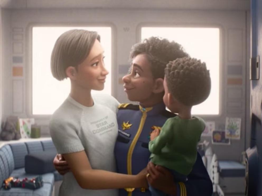 La cinta Lightyear fue duramente criticada por mostrar un beso entre dos mujeres (Pixar).