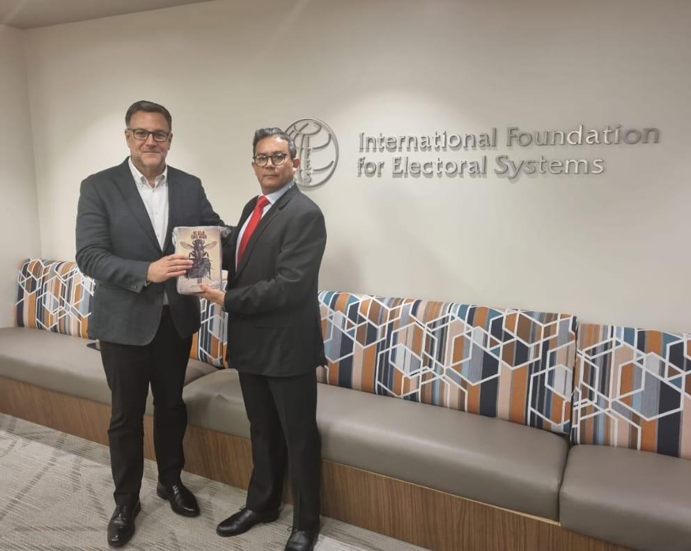 Periodista hondureño promueve su libro en Washington