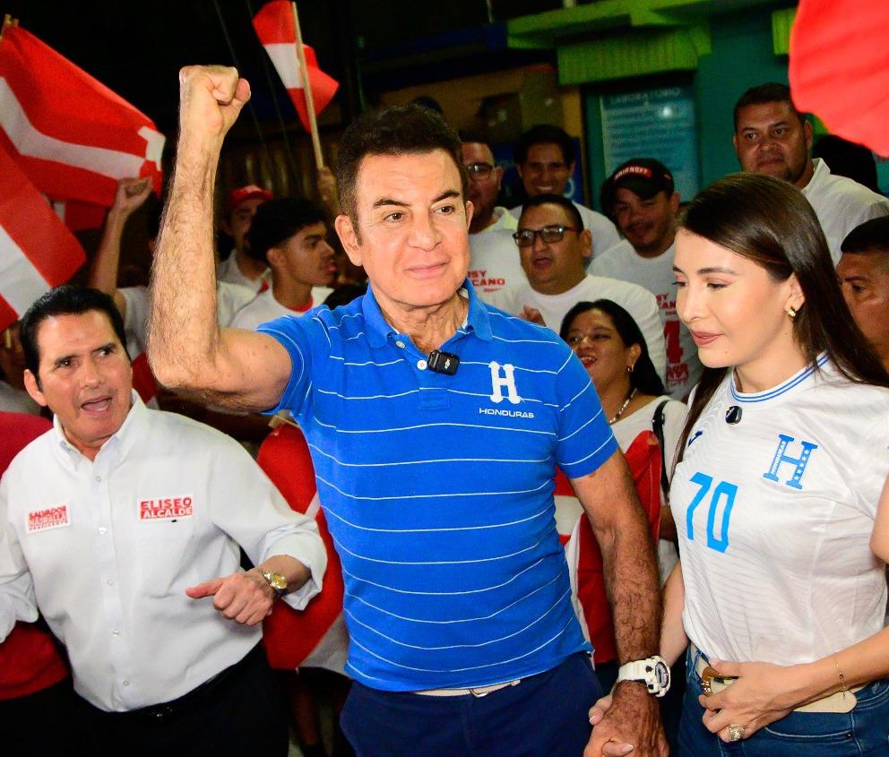 Salvador Nasralla: Si quieren comer una pata de pollo al mes, voten por Rixi