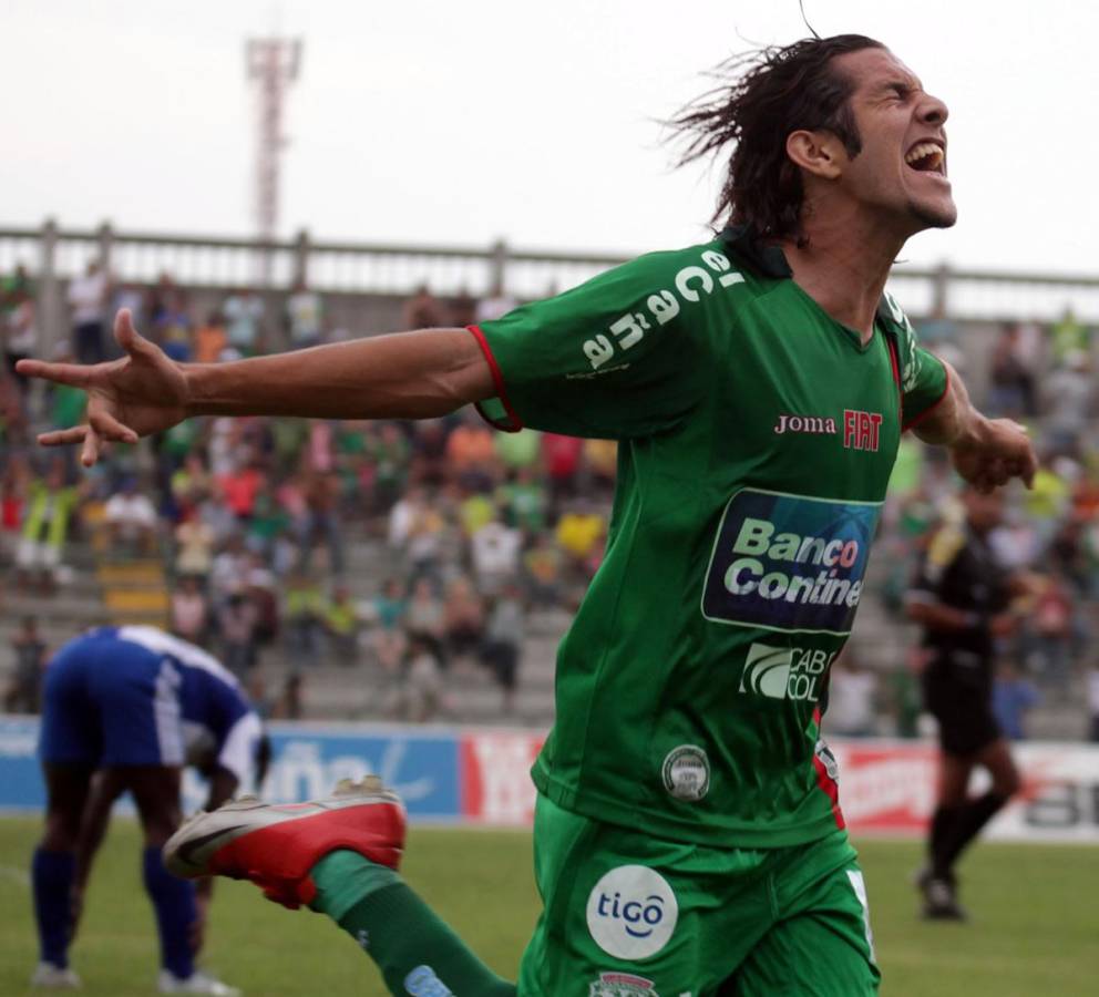 El delantero hondureño celebrando un gol con la camiseta del Marathón alla por 2010.