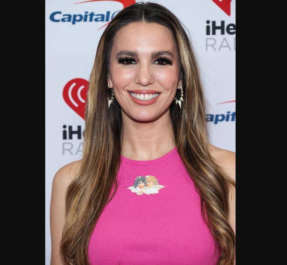 CHRISTY CARLSON ROMANO. La ex actriz de Even Stevens compartió un comunicado a través de Twitter horas después de que se confirmara la muerte de Carter. “Increíblemente triste por el fallecimiento de Aaron Carter”, tuiteó Romano. “Mis pensamientos y oraciones están con sus amigos y familiares”.