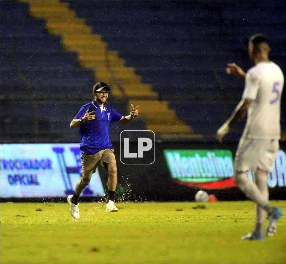Este aficionado entró al campo con un solo objetivo.