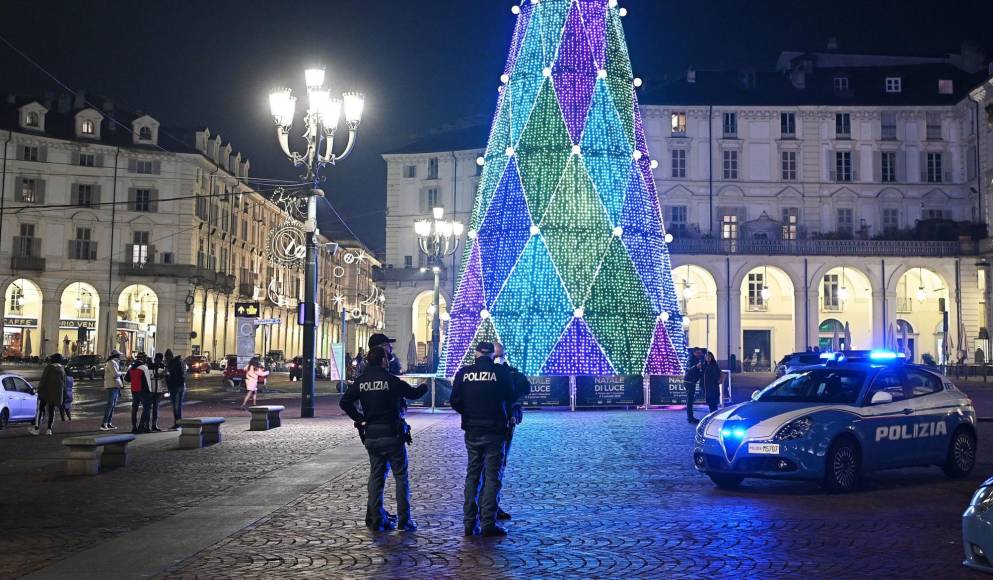 Los agentes de policía realizan controles en la zona de vida nocturna durante las celebraciones de Nochevieja en Turín, Italia, el 31 de diciembre de 2021.