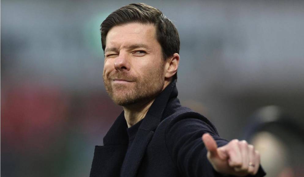 Xabi Alonso - El entrenador español del Bayer Leverkusen gana 5 millones de euros por temporada. A pesar de tener muy poca experiencia como entrenador, está haciendo una excelente campaña con el equipo alemán; están en cuartos de final de la Europa League y van séptimos en la Bundesliga.