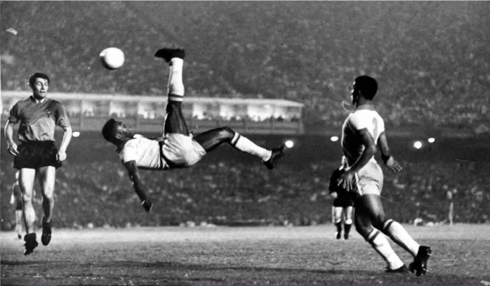 Tras 19 años en el Santos, Pelé decía adiós al equipo brasileño. Aquí su gol de chilena en 1968, uno de los más recordados.