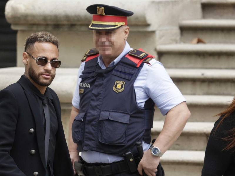 A un mes del Mundial de Catar, el astro brasileño Neymar se reencontró este lunes con su pasado al regresar a Barcelona para asistir a la primera sesión del juicio.