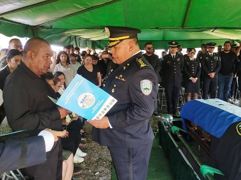 “Mi hijo cayó en una trampa”. Con esa contundente frase, el padre del comisario póstumo <b>Lester Josué Amador Herrera</b> expresó su dolor e indignación tras la muerte de su hijo durante el operativo ocurrido en Corinto, Omoa, Cortés,.