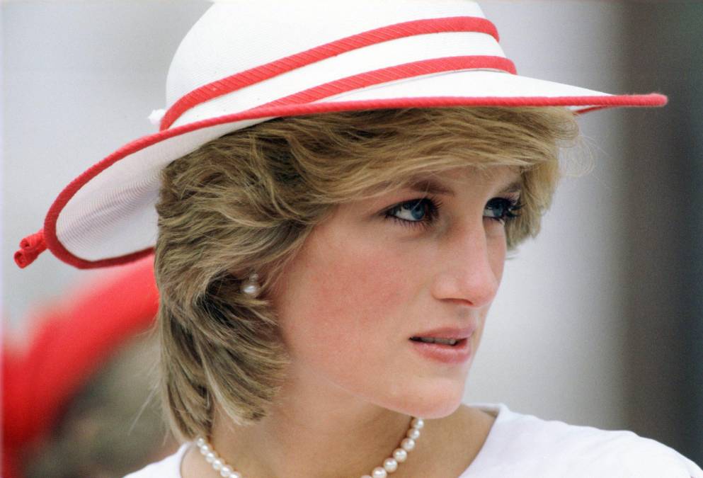 El 31 de agosto de 1997 se dio a conocer el fallecimiento de la princesa Diana, cuando sólo tenía 36 años de edad, junto con su novio Dodi Fayed, en un terrible accidente automovilístico.