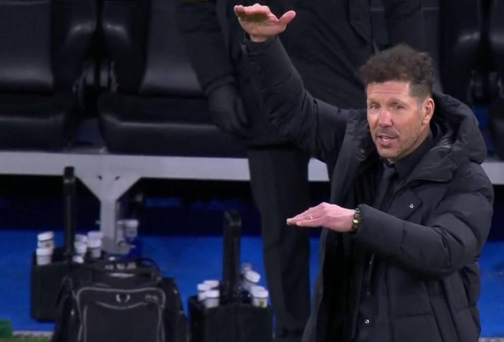 Diego Pablo ‘Cholo’ Simeone tratando de explicarle al árbitro que Antonio Rüdiger es más alto y Ángel Correa más chico, tras la expulsión.