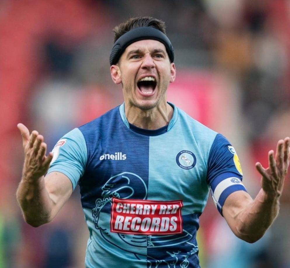 El pelotazo le había causado una conmoción cerebral, era la quinta en cuatro años, y el doctor le dijo que quizás no podría volver a un campo de fútbol. La noticia tuvo un impacto inmediato en su salud mental y lo notó esa misma noche cuando llegó a su casa de Felixstowe, una ciudad costera al este de Londres.